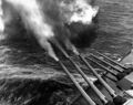 Стрельба из носовых 406-мм башен линкора USS Iowa. Тиниан, 14-15 июня 1944 г.