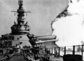 Учебные стрельбы главным калибром линкора USS Iowa, 1943 г.