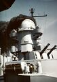 Вторая дымовая труба USS Iowa, май 1943 г. Счетверенный 40-мм автомат «Bofors», антенна РЛС SG на грот-мачте. Дымовая завеса из трубы.