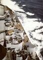Вид на корму с носового КДП линкора USS Iowa. Сан-Франциско, июль 1947 г. 127-мм орудия и 40-мм автоматы.