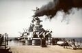 Кормовая 406-мм башня и надстройка с приборами управления огнем линкора USS Iowa, май 1943 года. Дымовая завеса из второй трубы.