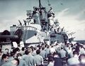 Богослужение на корме линкора USS Iowa. 406-мм и 127-мм башни, 40-мм автоматы и приборы управления огнем. Марианские о-ва, июнь 1944 г.
