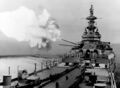 Стрельба из 406-мм возвышенной башни линкора USS Iowa. Корея, апрель-октябрь 1952 г.
