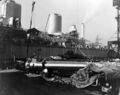 Подготовка 406-мм стволов к установке на линкор USS Iowa. Верфь Нью-Йорка, октябрь 1942 г.