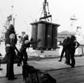 Перегрузка пороховых зарядов в транспортной укупорке на USS New Jersey со снабженца USS Haleakala, 4 октября 1968 г.