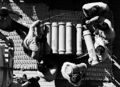 Члены экипажа линкора USS New Jersey укладываю пеналы с 127-мм зарядами. Атлантика, май 1968 г.