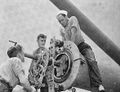 Работы по замене/обслуживанию лейнера 406-мм орудия линкора USS New Jersey, 1945 г.
