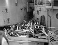 127-мм стреляные гильзы на линкоре USS New Jersey, 23 февраля 1969 г.