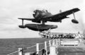 Взлет гидросамолета «Curtiss» SC-2 Seahawk с катапульты линкора USS Missouri, 27 февраля 1948 г.
