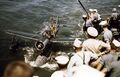 Подъем на борт линкора USS Missouri гидросамолета «Vought» OS2U Kingfisher, конец августа 1944 г.