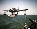 Подъем на борт линкора USS Missouri гидросамолета «Vought» OS2U Kingfisher, конец августа 1944 г.