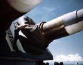 Матрос поправляет защитный брезентовый чехол на 406-мм орудии линкора USS Missouri, конец августа 1944 г.