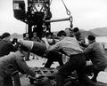 Члены экипажа USS Missouri загружают 406-мм снаряды, готовясь к бомбардировкам Кореи. Япония, февраль 1951 г. Используются специальные тележки для перемещения снарядов по верхней палубе линкора.