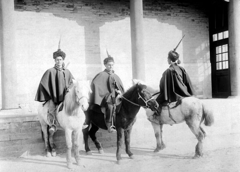 Файл:Italian mounted infantry in China.jpg