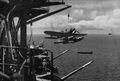 E13A поднимают на борт тяжёлого крейсера IJN Aoba