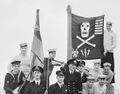 Экипаж лодки HMS Unison и ее «Веселый Роджер»