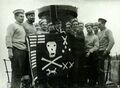 Моряки ORP Dzik демонстрируют свой «Весёлый Роджер»