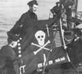 «Веселый Роджер» лодки HMS Turbulent на котором изображены 2 паровоза, 2 нефтехранилища и другие символы