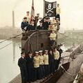 Офицеры и «Веселый Роджер» лодки HMS Unison