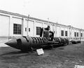 Подводная лодка Kairyu в разрезе на военно-морской базе Йокосука, на фото Charles L. Carroll и еще один американский моряк, 11 мая 1951 года.