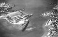 Японские авианосцы IJN Amagi (на переднем плане) и IJN Katsuragi (на заднем плане) после авианалета американских бомбардировщиков на военно-морской базе Куре