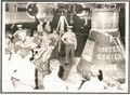 Экипаж авианосца осматривает космический модуль Faith-7, 3 октября 1962 года