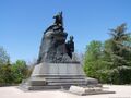 Памятник Корнилову на Малаховом кургане, рядом матрос Кошка.