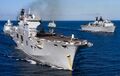 HMS Ocean, справа идёт десантный корабль HMS Bulwark