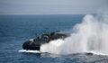 При движении катера LCAC образуется много брызг.