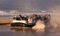 LCAC готовится к выгрузке артиллерийского орудия 19 февраля 2006 года, Калифорния (фото Алана Уорнера).
