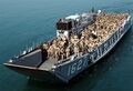 31-й Экспедиционные силы морской пехоты США возвращаются на USS Essex (LHD-2) на борту LCU 1627, 5 мая 2005.
