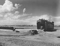 Выгрузка машин из LST, день «Д» Нормандия, 1944 г.