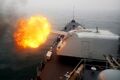 Носовая 130-мм установка СМ-2-1 на китайском ЭМ проекта 051 ведёт огонь
