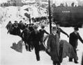 С «Альтмарка» выносят тела погибших немецких моряков