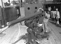 Пинская военная флотилия. Комендоры чистят пушку Лендера.