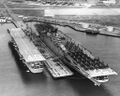 Авианосец USS Wright на военно-морской авиабазе в Quonset Point, Rhode Island в 1950 году (справа USS Leyte (CV-32)).
