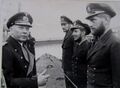 Вице-адмирал Линдау (слева) с офицерами подводной лодки U-129. Лорьян, 1941.