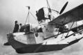 Loire 130 спускают на воду с 75-кг бомбами