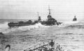 Möwe выходит из Гавра, 9 июля 1943 г, впереди Т-22