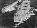 Авианосец HMAS Melbourne заправляет эсминец HMAS Quickmatch.