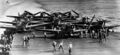 Экипажи эскадрильи VT-6 осматривают свои торпедоносцы Douglas TBD-1 Devastator перед началом битвы за атолл Мидуэй, июнь 1942 года.