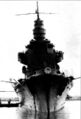 Легкий крейсер IJN Naka, вид с носа. Снимок Датирован 22 апреля 1942 г. Видно насколько узкими были корпуса японских легких крейсеров. На носу крейсера императорская Хризантема
