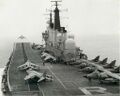 Самолет вертикального взлета и посадки British Aerospace Sea Harrier взлетает с авианосца HMS Ark Royal (1981), Фолклендская война