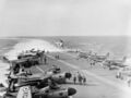 Палубные истребители Hawker Sea Hawk и De Havilland Sea Venom на палубе авианосца HMS Albion (1947) и заходящий на посадку вертолет Westland Wirlwind, Суэцкий кризис