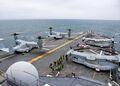 Десантный СВВП Bell Boeing V-22 Osprey - обратите внимание на складывание крыла вдоль фюзеляжа