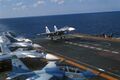 Посадка Су-33 (борт.№ красный 67) на трос, видны такие же самолёты на технических позициях. Фото с боевой службы ТАКР «Адмирал Кузнецов» зимой 1995/1996 года