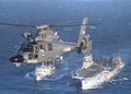 Eurocopter AS565 Panther в полете рядом с кораблями ВМС Франции
