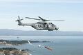 Корабельный вертолет NHI NH 90 производит сброс торпеды