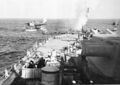 Запуск Vought OS2U Kingfisher с линкора USS Iowa (1942) - также видны еще 2 самолета: 1 на палубе и другой, установленный на левой катапульте