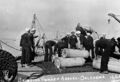 Погрузка пеналов с 356-мм пороховыми зарядами на линкор USS Oklahoma.